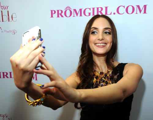 Alexa Ray Joel Kicks Off 'Prom Selfie' #PromGirlUp Campaign