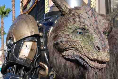 Comic-Con Welcomes 14-Foot Tall Giant Creature