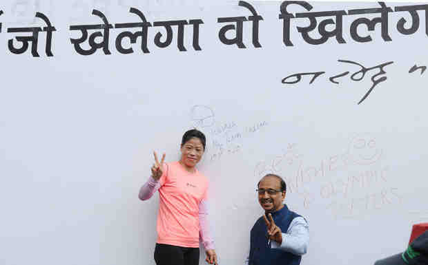 Vijay Goel inaugurating ‘Wall of Wishes’, in New Delhi on August 02, 2016. The Renowned Boxer and Olympian Ms. Mary C. Kom is also seen.