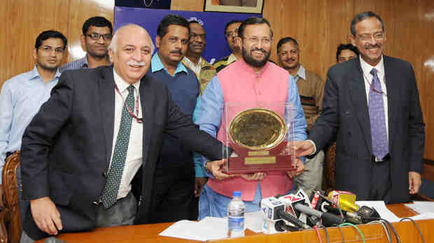 Minister for Human Resource Development, Prakash Javadekar receiving the Web Ratna - Digital India Award 2016, in New Delhi on December 21, 2016