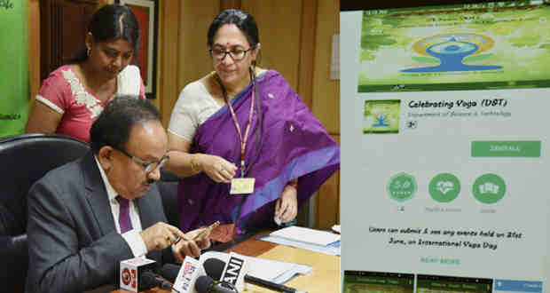 Harsh Vardhan launching a mobile app on “Celebrating Yoga”, ahead of the International Day of Yoga 2017, in New Delhi on June 19, 2017