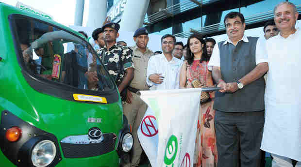 Nitin Gadkari flagging off the E-rickshaws for last mile connectivity, at Huda City Centre metro station, in Gurugram, Haryana on September 04, 2017