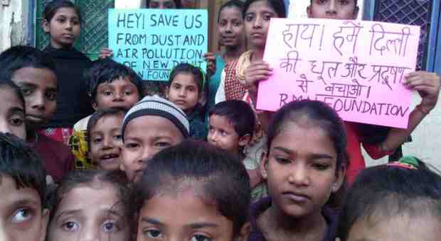 Students of RMN Foundation school urging the government to stop pollution in Delhi. Photo by Rakesh Raman