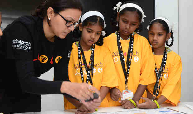 Mastercard shines a light on the development of young girls and commits to reach 200,000 by 2020 with its Girls4Tech STEM education program