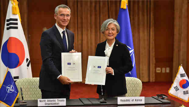NATO Secretary General Jens Stoltenberg and the Minister of Foreign Affairs of the Republic of Korea, Ms Kang Kyung-wha after signing the Individual Partnership and Cooperation Programme. Photo: NATO