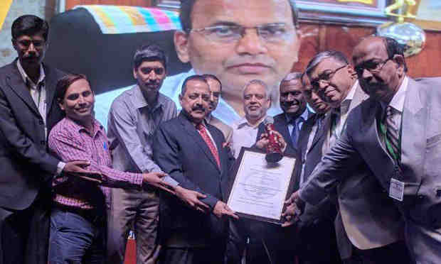 Jitendra Singh presenting the Awards, at the two-day “National Conference on e-Governance”, in Hyderabad on February 27, 2018