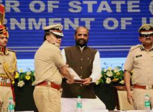 The Delhi Police Commissioner, Shri Amulya Patnaik presenting a memento to the Minister of State for Home Affairs, Shri Hansraj Gangaram Ahir, during the “Cyber Safety and Digital awareness programme for senior citizens”, in New Delhi on July 05, 2018.