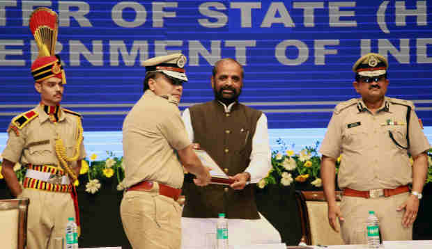 The Delhi Police Commissioner, Shri Amulya Patnaik presenting a memento to the Minister of State for Home Affairs, Shri Hansraj Gangaram Ahir, during the “Cyber Safety and Digital awareness programme for senior citizens”, in New Delhi on July 05, 2018.