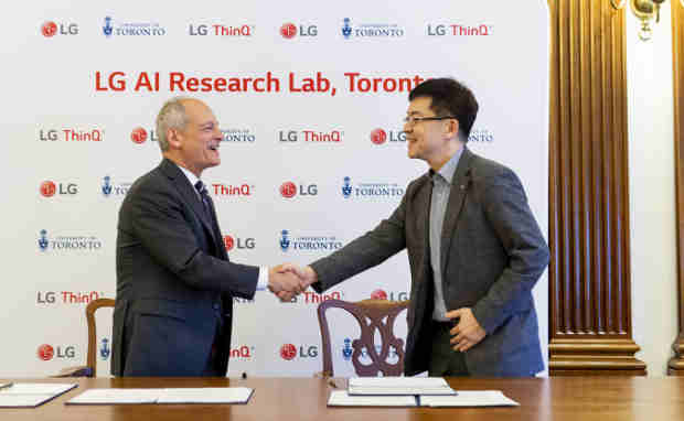 Dr. Meric Gertler, President, University of Toronto, congratulates Dr. I.P. Park, President & Chief Technology Officer, LG Electronics Inc., on the announcement of LG’s North American AI Research Lab that establishes the company as a global leader in AI research. The company also entered into a multi-million dollar research partnership with the University of Toronto. Photo: LG