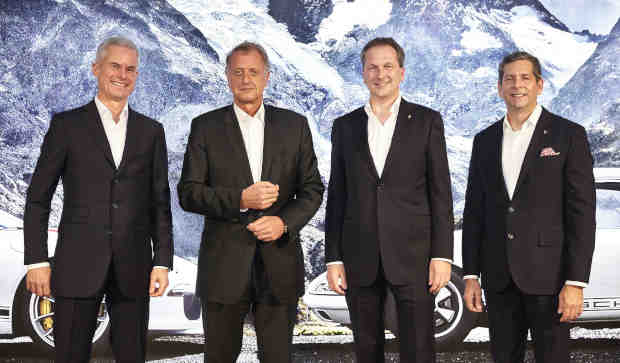 Eberhard Weiblen (CEO Porsche Consulting), Detlev von Platen (Member of the Porsche AG Executive Board for Sales and Marketing), Norman Firchau (President and CEO of Porsche Consulting, Inc., USA), Doug Reinart (Partner Porsche Consulting) (from left). Photo: Porsche Consulting