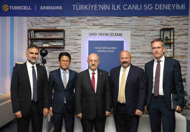 Turkcell has performed the first live 5G trial in Turkey. From left, Turkcell CTO Gediz Sezgin, President of Samsung Electronics Turkey Dae Hyun Kim, Istanbul Technical University President Prof. Dr. Mehmet Karac, Turkcell CEO Kaan Terzioglu, Head of Samsung Networks Europe Thomas Riedel. Photo: Turkcell