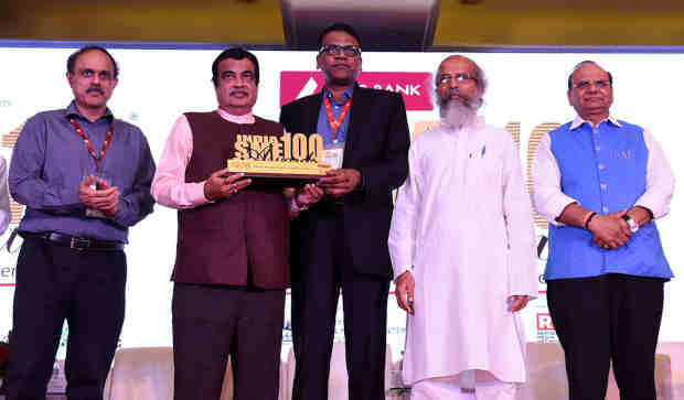 Nitin Gadkari presenting the India SME 100 Awards, at the MSME Day and International SME Convention 2019, in New Delhi on June 27, 2019. Photo: PIB