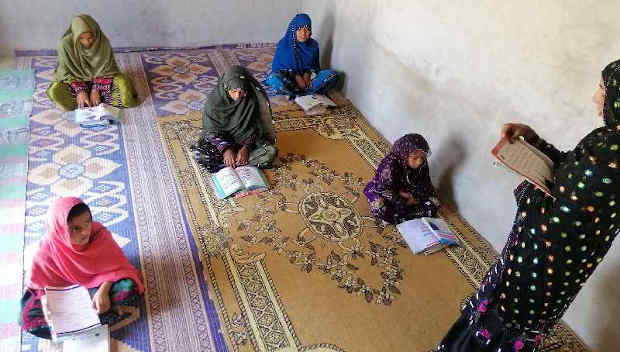 Najeeba volunteered for “Mera Ghar Mera School”, which means “My Home, My School”, an initiative supported by UNICEF and Balochistan’s Secondary Education Department that helps children continue learning despite the Covid-19 lockdowns. Photo: UNICEF