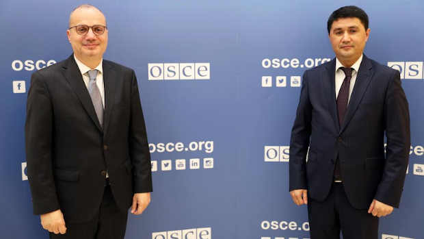 Igli Hasani, Co-ordinator of OSCE Economic and Environmental Activities and Akmal Burkhanov, Director of the Anti-Corruption Agency of Uzbekistan, Vienna, 17 November 2021. Photo: OSCE