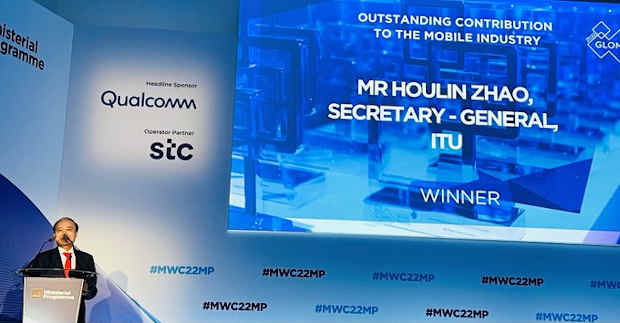 The Secretary-General of the International Telecommunication Union (ITU), Houlin Zhao, received the GLOMO (Global Mobile) award from the GSMA on February 28, 2022. Photo: ITU