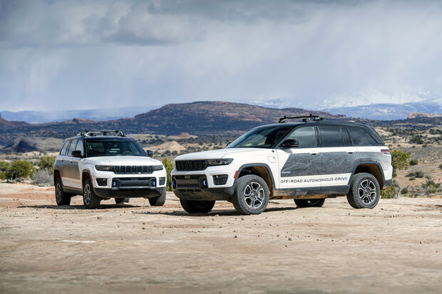 The Jeep® brand tests in Moab, Utah, the latest prototypes of autonomous off-road driving technology, installed in two electrified Jeep Grand Cherokee 4xe models. Photo: Jeep brand