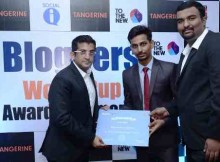 Nitesh Kripalani handing over the certificate to winners of LIV Sports Bloggers World Cup