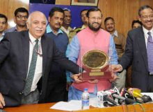 Minister for Human Resource Development, Prakash Javadekar receiving the Web Ratna - Digital India Award 2016, in New Delhi on December 21, 2016