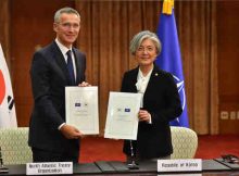 NATO Secretary General Jens Stoltenberg and the Minister of Foreign Affairs of the Republic of Korea, Ms Kang Kyung-wha after signing the Individual Partnership and Cooperation Programme. Photo: NATO