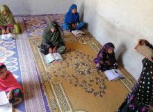 Najeeba volunteered for “Mera Ghar Mera School”, which means “My Home, My School”, an initiative supported by UNICEF and Balochistan’s Secondary Education Department that helps children continue learning despite the Covid-19 lockdowns. Photo: UNICEF