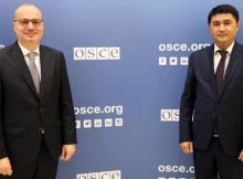 Igli Hasani, Co-ordinator of OSCE Economic and Environmental Activities and Akmal Burkhanov, Director of the Anti-Corruption Agency of Uzbekistan, Vienna, 17 November 2021. Photo: OSCE