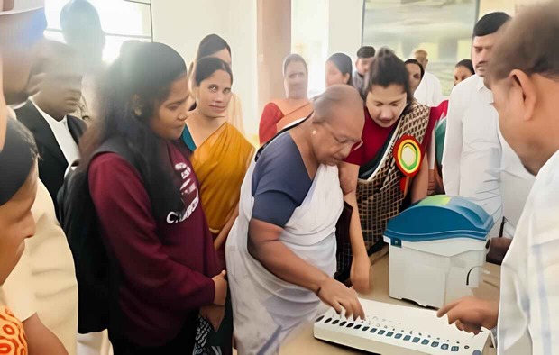 The awareness programme being run by the Election Commission of India (ECI) focuses on imparting knowledge about the basic features of EVMs and VVPATs. Photo: ECI