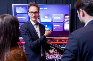 Steffen Greb from Samsung’s ECSO demonstrates the Art mode and explains the Vision AI Companion. Photo: Samsung