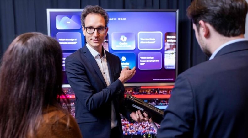 Steffen Greb from Samsung’s ECSO demonstrates the Art mode and explains the Vision AI Companion. Photo: Samsung