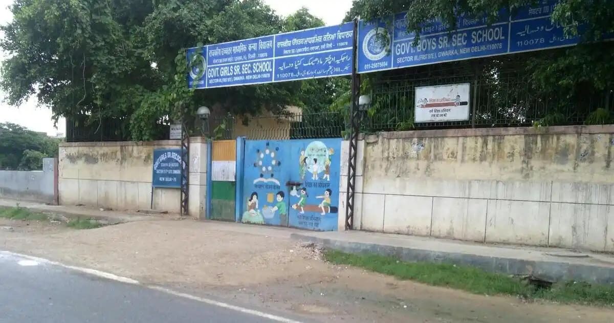 A large Delhi Government School building during the 2026 CBSE results period, where students and parents expressed concerns over On-Screen Marking (OSM) accuracy and digital grading errors.